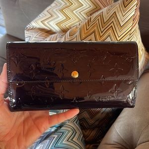 LOUIS VUITTON Amarante Monogram Vernis Sarah Wallet